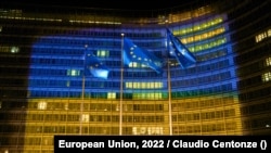 Будівля ЄС у Брюсселі підсвічена кольорами українського прапора 