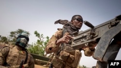 Tentara dari pasukan pemerintah Mali berpatroli di jalanan antara wilayah Mopti dan Djenne, Mali, pada 28 Februari 2020. (Foto: AFP/Michelle Cattani)