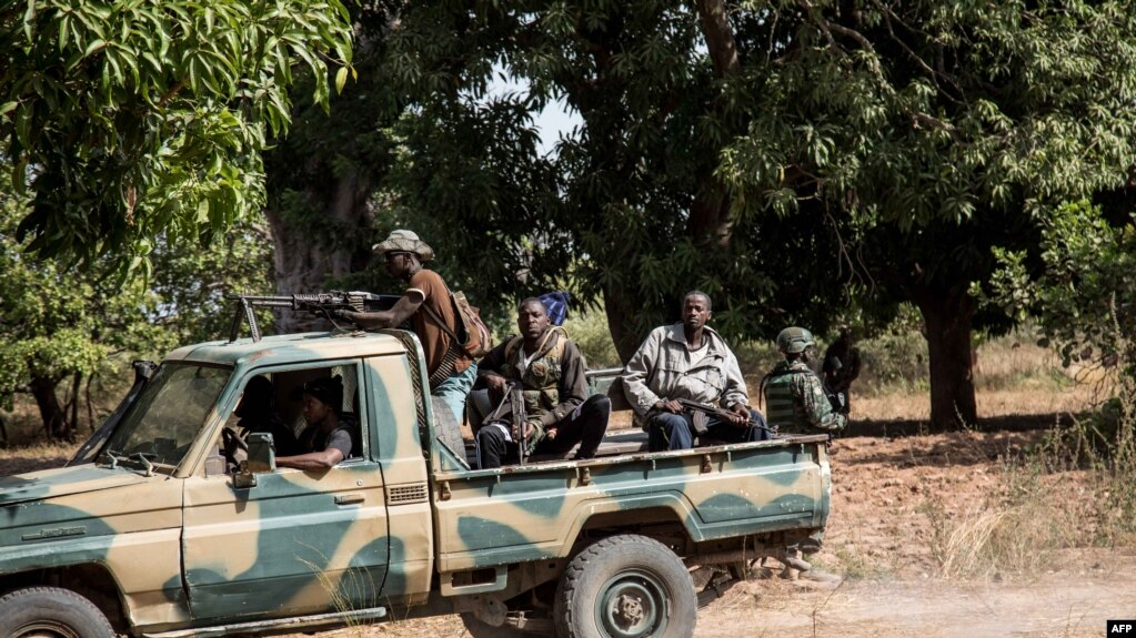 Des séparatistes appartenant au Mouvement des forces démocratiques de Casamance (MFDC) arrivent avant la libération de sept soldats sénégalais capturés dans une colonie abandonnée, Baipal en Gambie, le 14 février 2022.