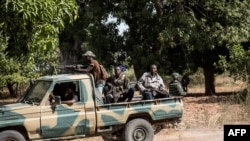 Des séparatistes appartenant au Mouvement des forces démocratiques de Casamance (MFDC) arrivent avant la libération de sept soldats sénégalais capturés dans une colonie abandonnée, Baipal en Gambie, le 14 février 2022.