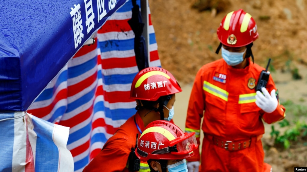 资料照片：搜救人员在中国东航的客机坠落现场工作。(2022年3月24日)(photo:VOA)