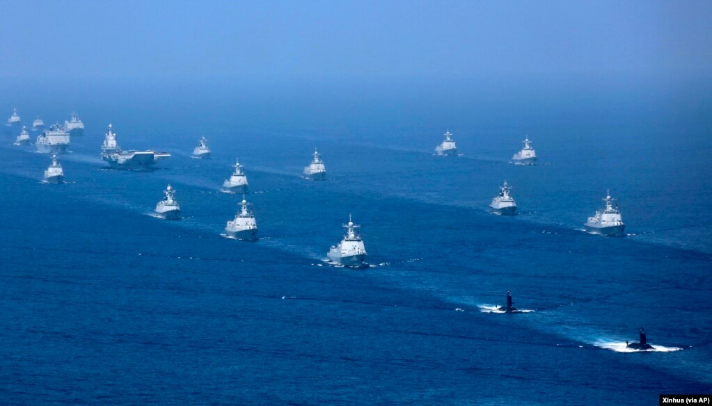 中国航母辽宁号与中国海军的多艘驱逐舰和潜艇在南中国海举行演习。（2018年4月12日）(photo:VOA)