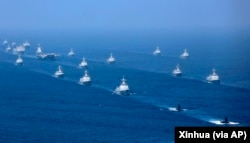 中國航母遼寧號與中國海軍的多艘驅逐艦和潛艇在南中國海舉行演習。（2018年4月12日）