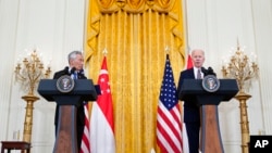 조 바이든 미국 대통령(오른쪽)과 리셴룽 싱가포르 총리가 29일 백악관에서 회담에 이어 공동 기자회견을 했다.