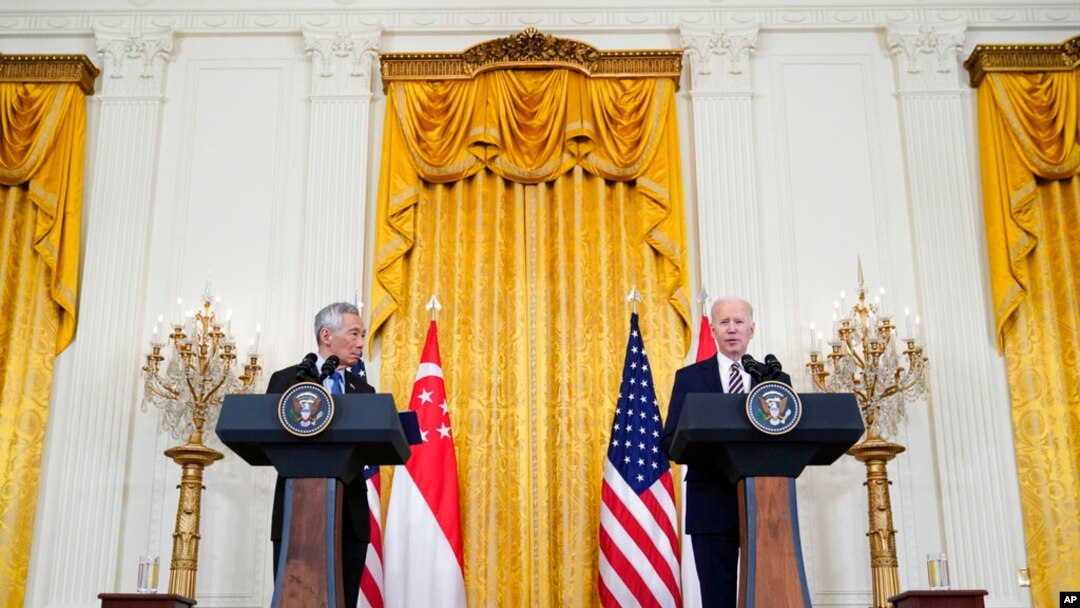 Tổng thống Joe Biden phát biểu bên cạnh Thủ tướng Singapore Lý Hiển Long tại Tòa Bạch Ốc ngày 29/3/2022.