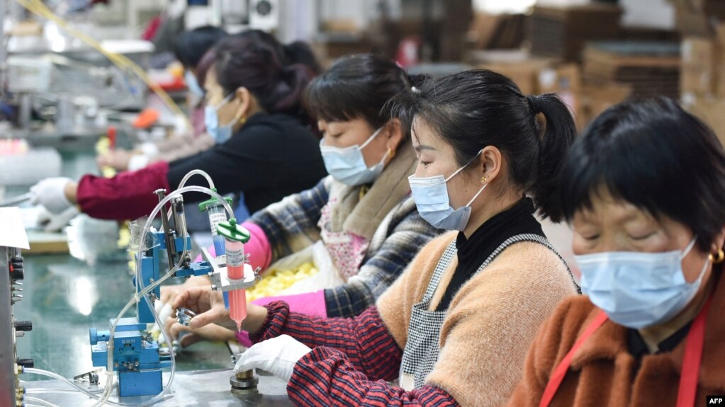 中国安徽省阜阳市临泉县的工人在制造扬声器的生产线上工作。（2022年3月31日）(photo:VOA)
