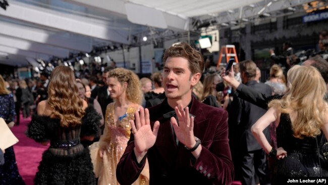 Andrew Garfield arrives at the Oscars on Sunday, March 27, 2022, at the Dolby Theatre in Los Angeles.