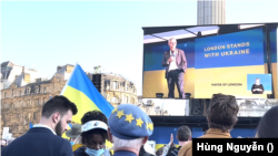 Thị trưởng London Sadiq Khan nói tại buổi tụ họp: “Hôm nay chúng ta đều là người Ukraine. Tổng thống Zelenksy đã kêu gọi chúng ta tới quảng trường để được thấy, được nghe… và tôi thấy một biển xanh vàng trước mắt tôi, một biển nhân tính. Chúng ta gửi đi thông điệp kề vai sát cánh với Ukraine và lên án sự gây hấn tàn ác của Putin.” Trước đó các thị trưởng Amsterdam, Athens và Brussels gửi video tới Quảng trường Trafalgar.