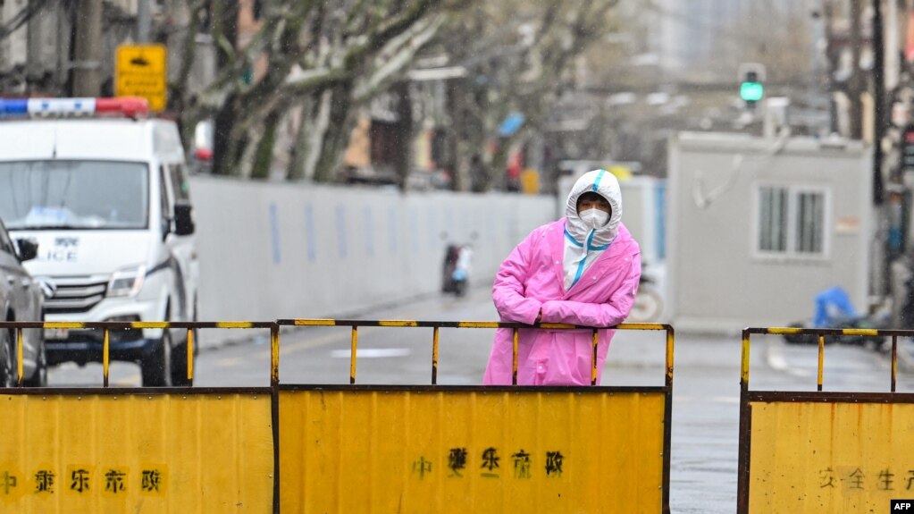 上海黄浦区发现新的新冠感染者后封闭了区里的街道。（2022年3月21日）(photo:VOA)