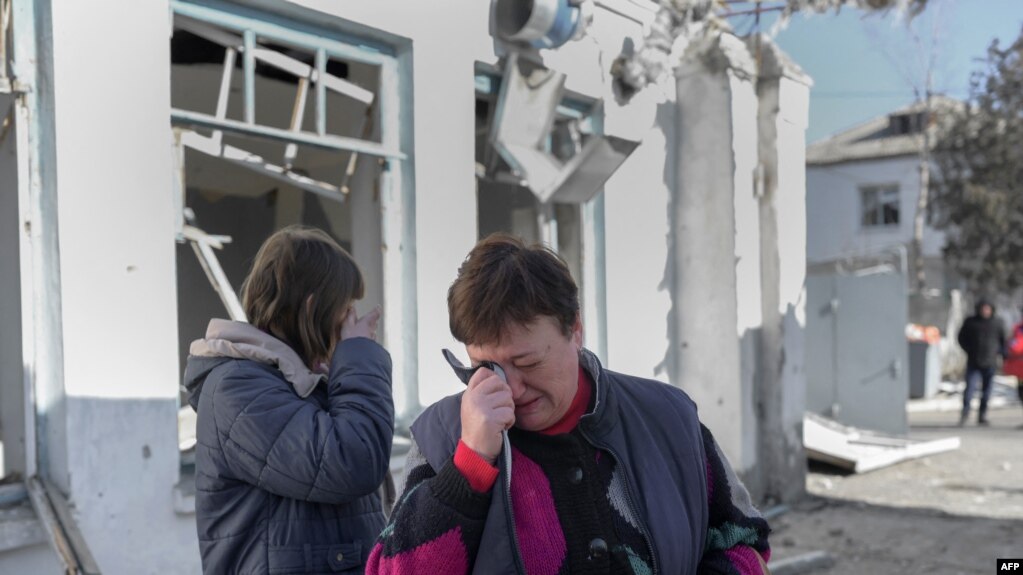 乌克兰南部城市尼古拉耶夫的护士们赶到现场目睹她们的医院遭俄军炮击破坏的景象后失声痛哭。(2022年3月22日)(photo:VOA)