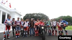 Presiden Jokowi dengan motor kesayangannya, berfoto bersama para pembalap Moto GP di Istana Merdeka, Jakarta, 16 Maret 2022. (Setpres RI)