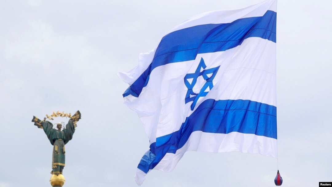 Ilustrasi - Bendera Israel berkibar di dekat Monumen Kemerdekaan dalam aksi aktivis pro-Israel di Kyiv, Ukraina, 14 Mei 2021. (REUTERS/Valentyn Ogirenko)