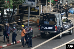 Polisi menangkapi orang-orang di Myanmar menyusul kudeta oleh militer, Yangon, Myanmar, 27 Februari 2021. (Foto: Sai Aung Main/AFP)