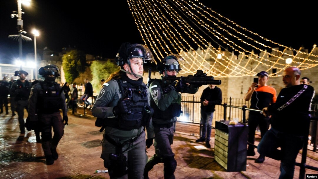 Wanajeshi wa kikosi cha usalama cha Israel wakipiga doria kwenye eneo kulikotokea mapambano kati ya maafisa wa usalama wa Israel na Wapalestina kwenye lango la Damascus katika mji wa zamani wa Jerusalem. April 4, 2022. Picha ya Reuters.