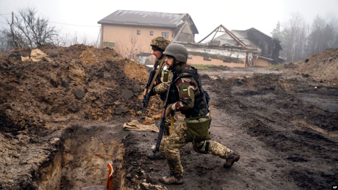 Ciidamada Ukraine oo ku sugan deegaan ku yaalla duleedka Kyiv.