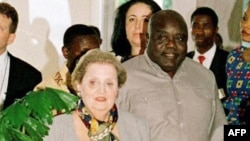 Secrétaire d'état ya Etats-Unis Madeleine Albright (G) na président Laurent-Désiré Kabila ya Ekolo Congo démocratique na Palais ya Nation, Kinshasa, 12 décembre 1997