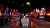 Una barricada se encuentra a una cuadra de la escena de un aparente tiroteo masivo en Sacramento, California, el domingo 3 de abril de 2022. (AP Photo/Rich Pedroncelli