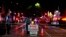Una barricada se encuentra a una cuadra de la escena de un aparente tiroteo masivo en Sacramento, California, el domingo 3 de abril de 2022. (AP Photo/Rich Pedroncelli