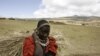 Une femme Massai se promène dans la zone de conservation de Ngorongoro, dans le nord de la Tanzanie, le 26 août 2007.