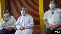 dr. Ida Rochmawati, M.Sc, SpKJ(K) (tengah) dan tim RSUD Wonosari.(VOA/Nurhadi)