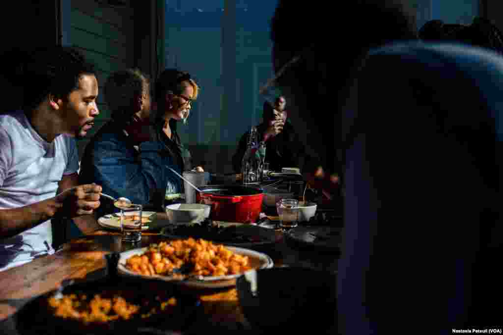 L&#39;équipe du soir mange dans le restaurant Dakar-Nola, à la Nouvelle Orléans, le 23 mars 2022. (VOA/Nastasia Peteuil)