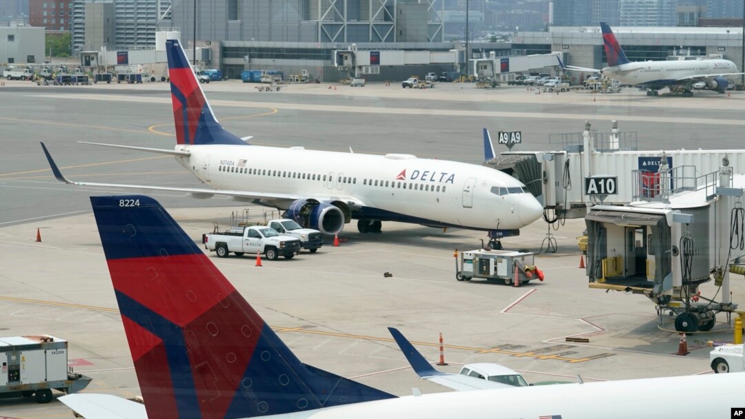 ARCHIVO - Los aviones de pasajeros de Delta Air Lines descansan en la pista, el 21 de julio de 2021, en el Aeropuerto Internacional Logan de Boston, en Boston.