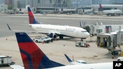 ARCHIVO - Los aviones de pasajeros de Delta Air Lines descansan en la pista, el 21 de julio de 2021, en el Aeropuerto Internacional Logan de Boston, en Boston.