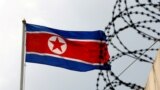 北韓國旗與高牆上的鐵絲網