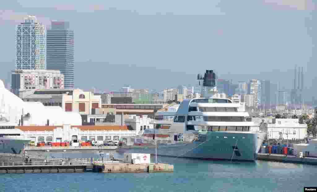 El superyate Solaris de Roman Abramovich se ve en el puerto de Barcelona en la ciudad de Barcelona, ​​España, el 3 de marzo de 2022.