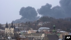 Asap mengepul di udara di Lviv, Ukraina barat, Sabtu, 26 Maret 2022. (Foto: AP)