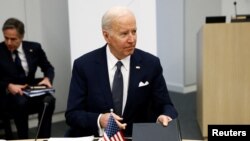 El presidente estadounidense Joe Biden asiste a una reunión de líderes del G7 durante una cumbre de la OTAN sobre la invasión rusa de Ucrania, en la sede de la alianza en Bruselas, Bélgica, el 24 de marzo de 2022. REUTERS/Henry Nicholls/Pool