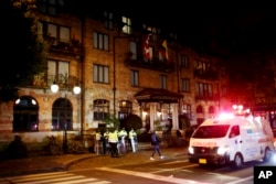 آمبولانس جلوی هتلی که تیلور هاوکینز اقامت داشت