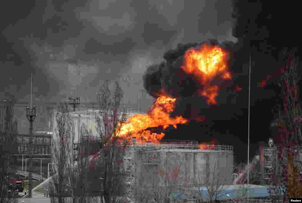 Los bomberos operan en una refinería de petróleo que se incendió tras un ataque con misiles cerca de la ciudad portuaria de Odesa, en medio de la invasión rusa en curso, en Ucrania, el 3 de abril de 2022.