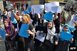 Perempuan dan gadis Afghanistan melakukan protes di depan Kementerian Pendidikan di Kabul pada 26 Maret 2022, menuntut agar sekolah menengah dibuka kembali untuk anak perempuan. (Foto: AFP)