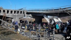 Ponte destruída pelos ataques russos a 25 quilómetros de Kyiv, Ucrânia, 11 Março 2022