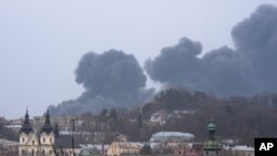 Khói lửa ở Lviv, miền tây Ukraine, ngày 26/3/2022. 