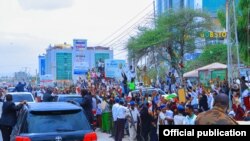 Dadka Hargeysa oo soo dhaweynaya madaxweyne Biixi.