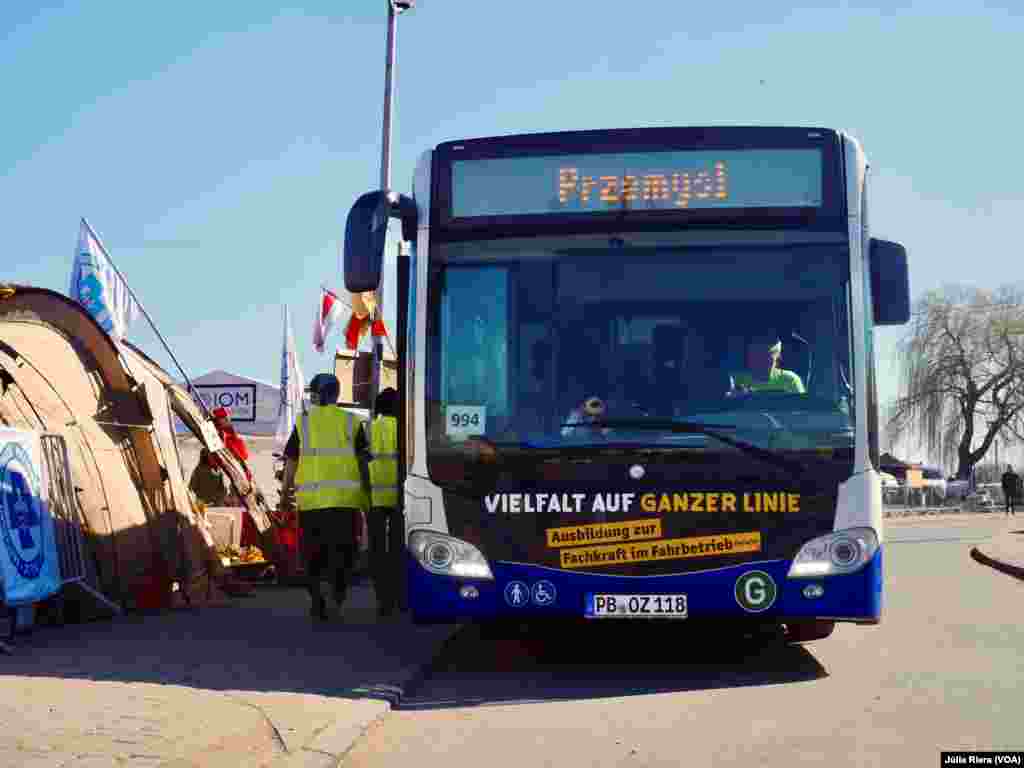 Cada día llegan varios autobuses hasta Medyka. Algunos de ellos llevan a los refugiados a refugios temporales, pero otros los trasladan directamente a ciudades europeas como Varsovia, Roma o Berlín.&nbsp;