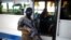 Un soldado salvadoreño custodia una unidad de transporte incautada en una terminal después de que el gobierno salvadoreño sancionara una ruta de autobús por violar las medidas de emergencia para aliviar los efectos de los altos precios del combustible, el 14 de marzo de 2022.