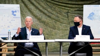 조 바이든(왼쪽) 미국 대통령이 25일 폴란드 동부 제슈프에서 우크라이나 사태 관련 브리핑을 진행하고 있다. 오른쪽은 안제이 두다 폴란드 대통령.