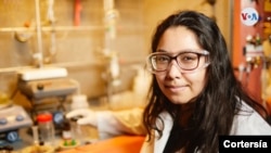Citlally López, ganadora de la Beca Pfizer, está trabajando en un proyecto de investigación para desarrollar un medicamento que podría ayudar a retrasar el crecimiento de las células cancerosas. [Foto: cortesía UNLV].