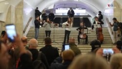 Դասական երաժշտության համերգ՝ Խարկովի մետրոյում, որը բնակչության համար ծառայում է որպես ժամանակավոր ապաստարան ռուսական ռմբակոծություններից