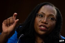 Hakim Ketanji Brown Jackson dalam sidang konfirmasi Komite Kehakiman Senat AS tentang pencalonannya menjadi Hakim Agung Mahkamah Agung AS, di Gedung Capitol, Washington, DC, 23 Maret 2022. (Jim WATSON / AFP)