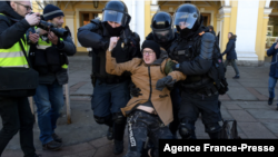 Gjatë protestës në Shën Pjetërburg (13 mars 2022, foto AFP)