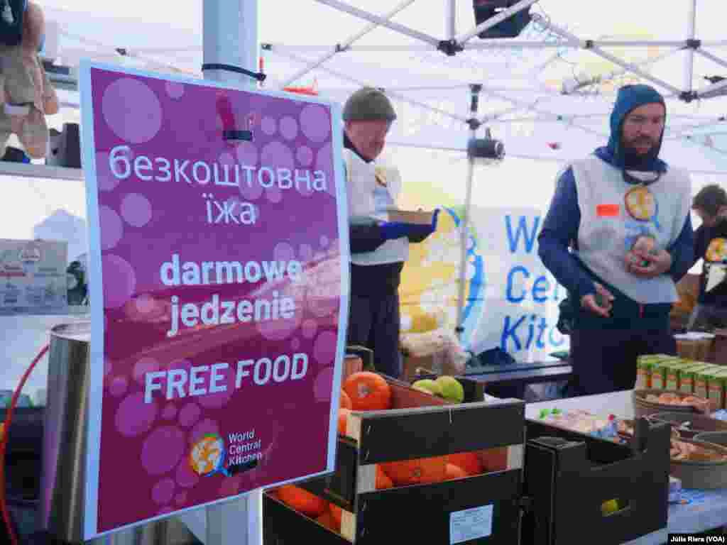 Integrantes de una de las mayores organizaciones internacionales regalan fruta y zumos.