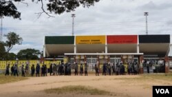 Police camped overnight Friday at a venue where the leader of Zimbabwe’s main opposition, the Citizens’ Coalition for Change, Nelson Chamisa, was supposed to address his supporters, March 12 2022 in Marondera district (Columbus Mavhunga/VOA)