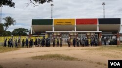 Police camped overnight Friday at a venue where the leader of Zimbabwe’s main opposition, the Citizens’ Coalition for Change, Nelson Chamisa, was supposed to address his supporters, March 12 2022 in Marondera district (Columbus Mavhunga/VOA)