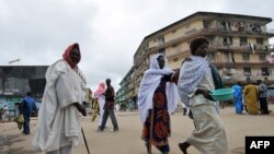 Des mendiants demandent de l'argent après une prière le 20 septembre 2009 à Abidjan. (Photo SIA KAMBOU / AFP)