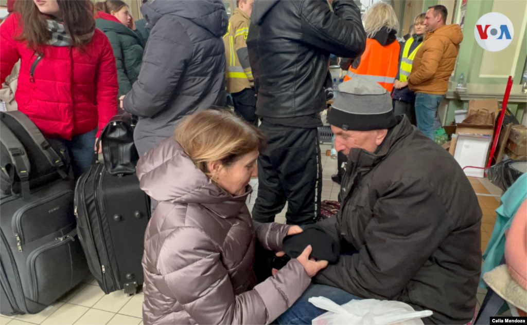 Los voluntarios aseguran que es imposible saber cuánta gente llega a diario a la estación, ya que el flujo de personas que entran y salen es constante.