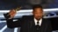 Will Smith menerima penghargaan sebagai Aktor Terbaik dalam film "King Richard" di atas panggung Oscar ke-94 di Dolby Theatre di Hollywood, California, 27 Maret 2022. (Robyn Beck / AFP)